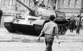 Советский танк в Праге. Август 1968 г.